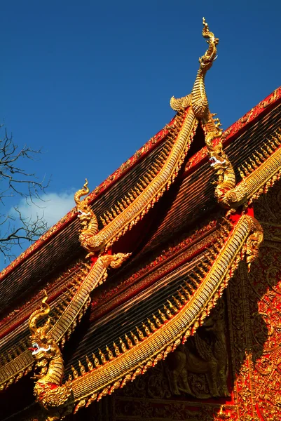 Arte tailandés de la serpiente en la iglesia del techo en templo tailandés . —  Fotos de Stock