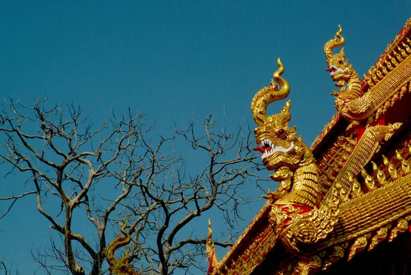 Thailändische Kunst der Schlange auf dem Dach einer Kirche in einem thailändischen Tempel. — Stockfoto