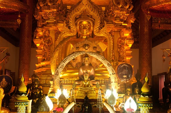 Древний Будда в церкви  . — стоковое фото