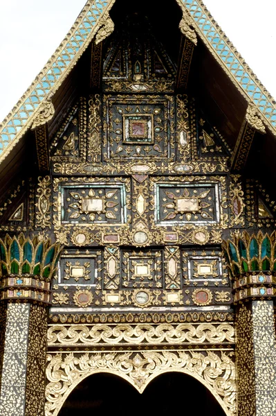 Thailändische Kunst am Giebel der Kirche. — Stockfoto