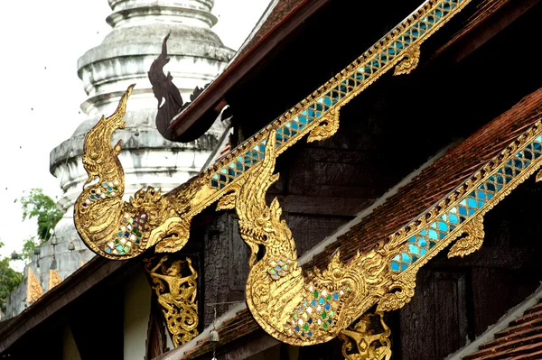 Arte tailandesa na igreja do telhado  . — Fotografia de Stock