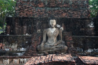 Eski oturma Buda Wat Mahathat Tapınağı'nda Sukhothai Historical Park içinde.