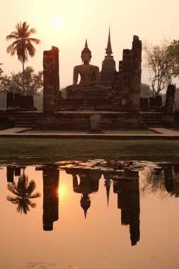 Wat Mahathat Tapınağı'nda akşam ışığında Big Buddha