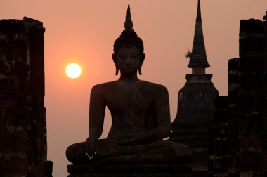Wat Mahathat tapınağında büyük Sukhothai Buddha silüeti .