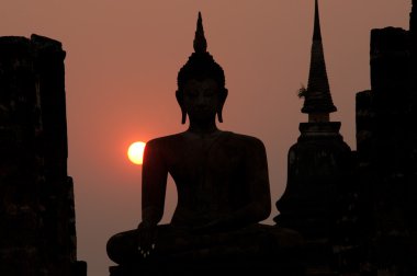 Wat Mahathat tapınağında büyük Sukhothai Buddha silüeti .