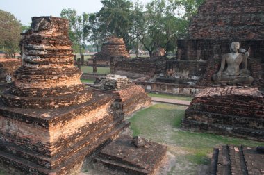 Sukhothai Historical Park tapınağında Wat Mahathat Üstten Görünüm.