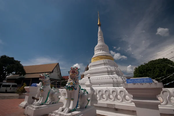 A régi templom északi Thaiföld fehér pagoda. — Stock Fotó