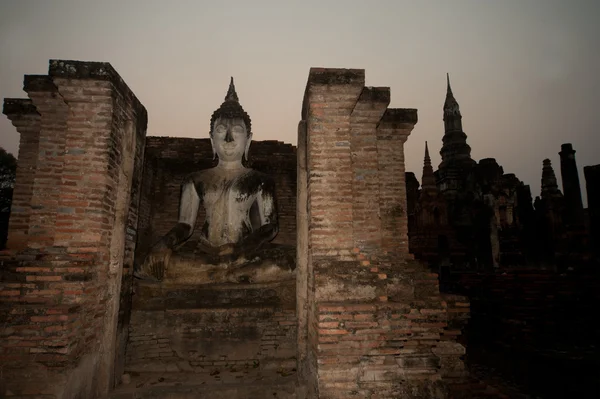 Alter sitzender Buddha im wat mahathat Tempel im Sukhothai historischen Park. — Stockfoto