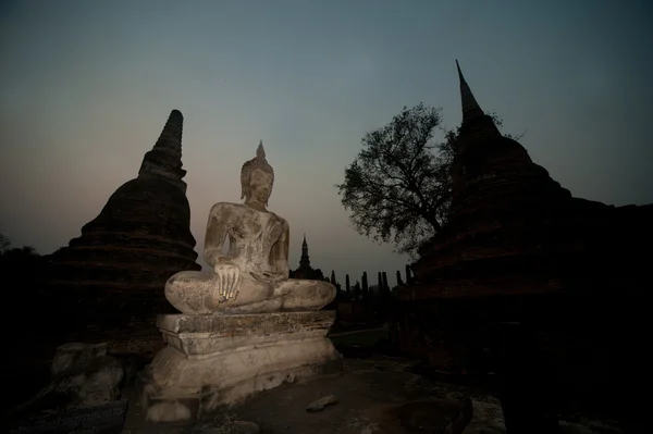 Antigo Buda sentado no templo Wat Mahathat no Parque Histórico de Sukhothai . — Fotografia de Stock