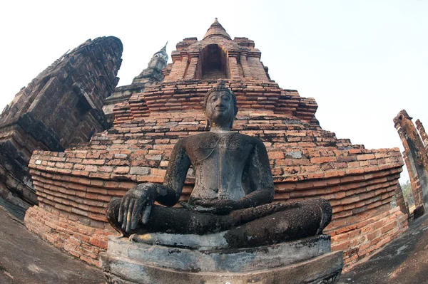 Ancient sitting Buddha in Wat Mahathat temple at Sukhothai Historical Park. — Stock Photo, Image