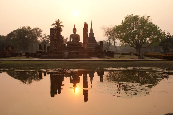 Grande Buddha alla luce del sole la sera al tempio Wat Mahathat — Foto Stock