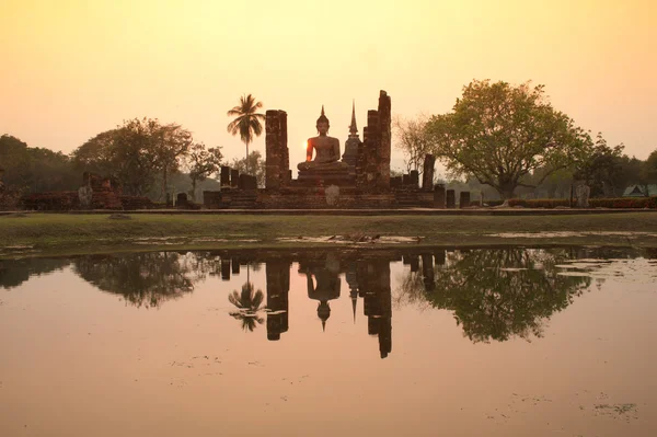 Grande Buddha alla luce del sole la sera al tempio Wat Mahathat — Foto Stock