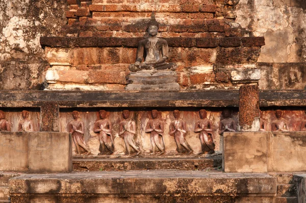 Skupina stojí starobylé Buddhů sochařství v pagoda v chrámu Wat Mahatat. — Stock fotografie