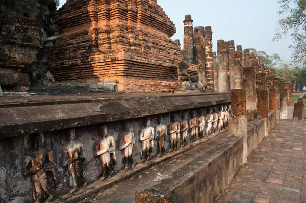 Grup heykel pagoda Wat Mahatat Tapınağı, antik Buda duran. — Stok fotoğraf