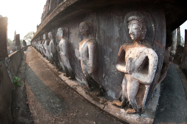 Skupina stojí starobylé Buddhů sochařství v pagoda v chrámu Wat Mahatat. — Stock fotografie