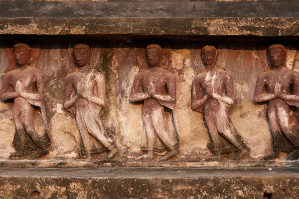 Grupo de budas antiguas de pie escultura en pagoda en el templo de Wat Mahatat . —  Fotos de Stock