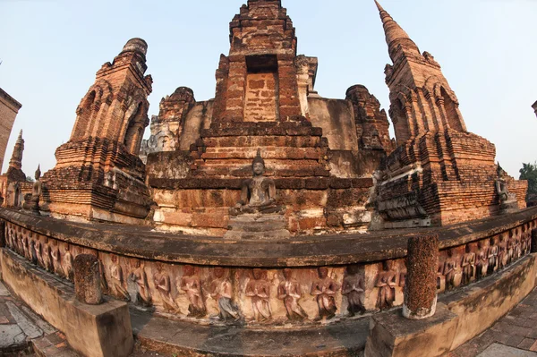 Horizontální pohled na chrám Wat Mahatat v Sukhothai historický park. — Stock fotografie