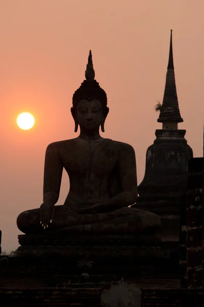 Silhouette del grande Buddha Sukhothai nel tempio di Wat Mahathat . — Foto Stock