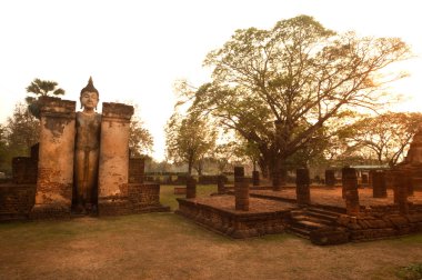 Eski açık duran Buda Wat Mahathat Si Satchanalai tarihi park içinde