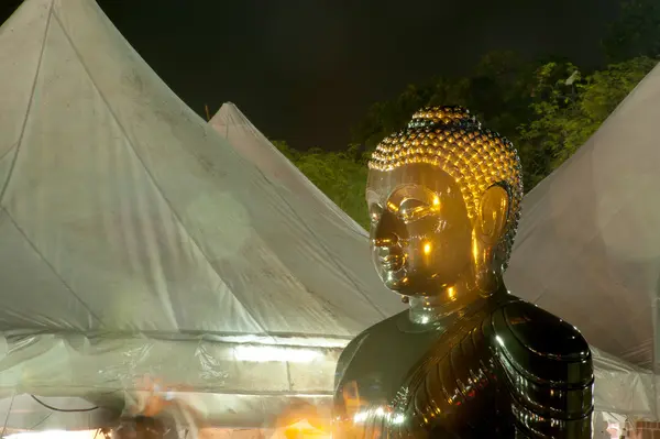 Starověké černý kámen buddha. — Stock fotografie