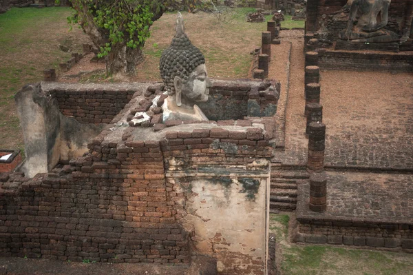 Starożytnych stojący zewnątrz Buddy w Wat Mahathat w Si Satchanalai Park historyczny — Zdjęcie stockowe