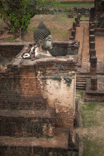 Gamla utomhus stående Buddha i Wat Mahathat i Si Satchanalai historiska Park — Stockfoto