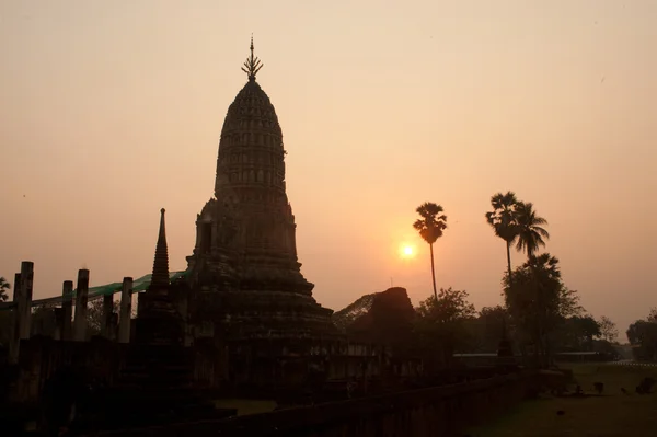 夜には、タイの寺院で古代の仏塔. — ストック写真