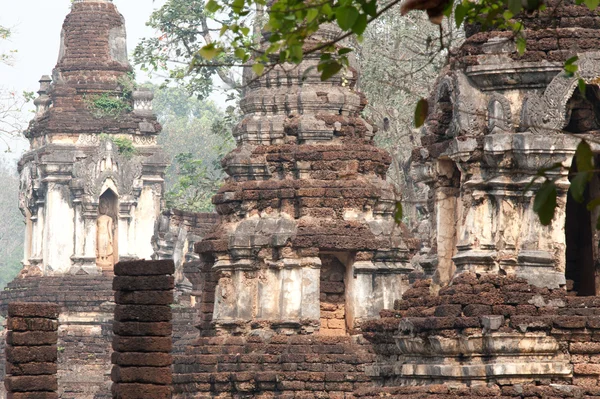 Pagodas antiguas en Wat Jed Yod en el Parque Histórico Si Satchanalai — Foto de Stock