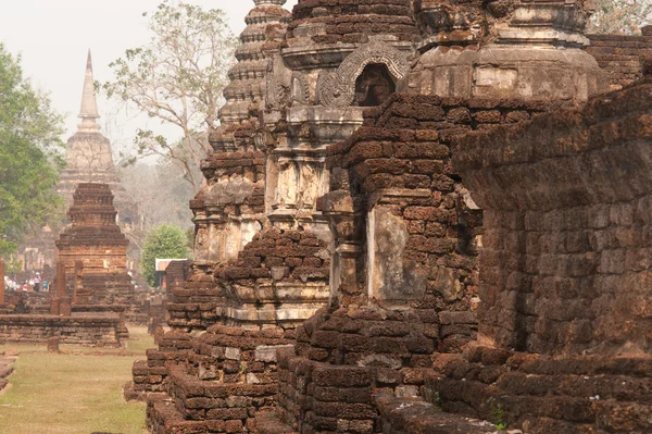 Antik pagodadan Wat Jed Yod Si Satchanalai tarihi park — Stok fotoğraf