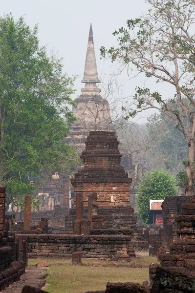 Antik pagodadan Wat Jed Yod Si Satchanalai tarihi park — Stok fotoğraf