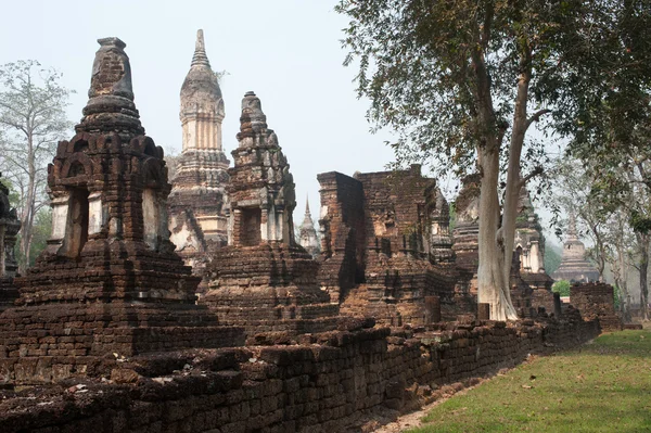 Pagodas antiguas en Wat Jed Yod en el Parque Histórico Si Satchanalai — Foto de Stock