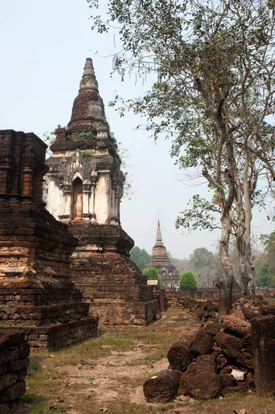 Pagodas antiguas en Wat Jed Yod en el Parque Histórico Si Satchanalai — Foto de Stock