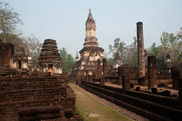 Pagodas antiguas en Wat Jed Yod en el Parque Histórico Si Satchanalai — Foto de Stock