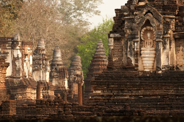 Pagodas antiguas en Wat Jed Yod en el Parque Histórico Si Satchanalai — Foto de Stock