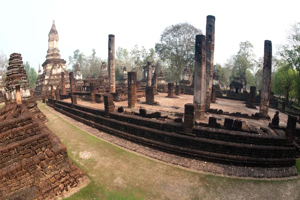 Starożytne pagody w Wat Jed jod w Si Satchanalai Park historyczny — Zdjęcie stockowe