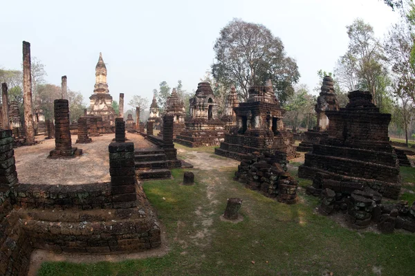 Antik pagodadan Wat Jed Yod Si Satchanalai tarihi park — Stok fotoğraf