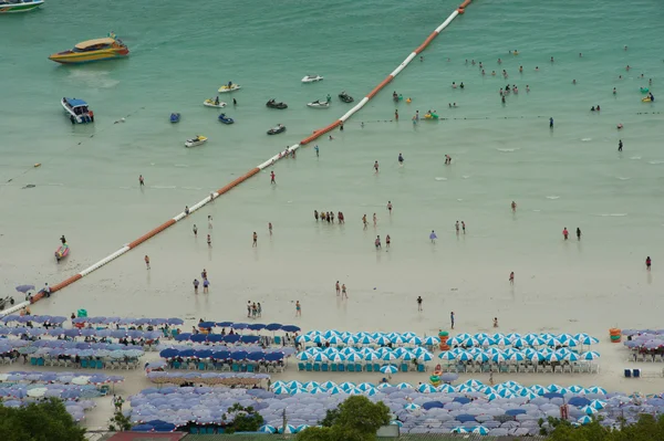 Sombrero Ta Waen Beach en Koh Larn Island con los turistas . — Foto de Stock