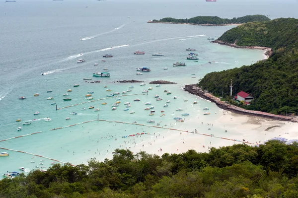 Chapéu Ta Waen Beach em Koh Larn Island com turistas . — Fotografia de Stock