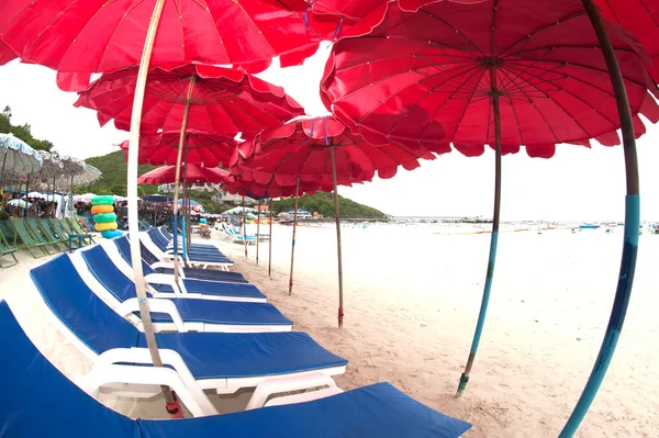 Sombrilla roja de playa y tumbonas en la arena blanca . — Foto de Stock