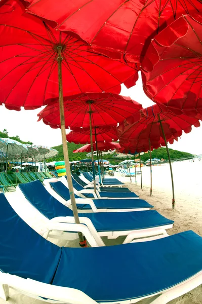 Sombrilla roja de playa y tumbonas en la arena blanca . — Foto de Stock