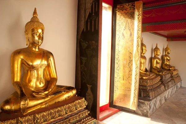 Gruppo di Buddha nel muro della chiesa  . — Foto Stock