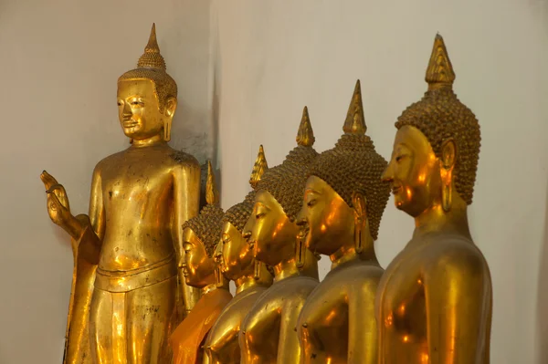 Группа Будд в стене церкви  . — стоковое фото