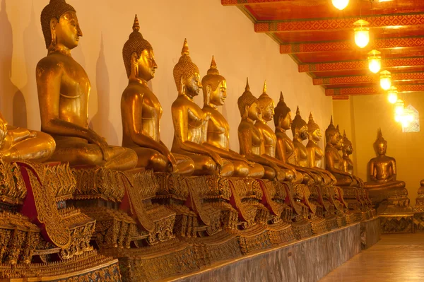 Buddhas in der Mauer der Kirche . — Stockfoto