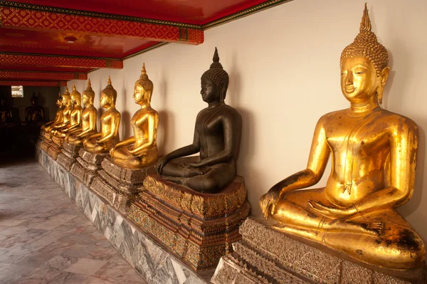 Group of Buddhas in the wall at church . — Stock Photo, Image