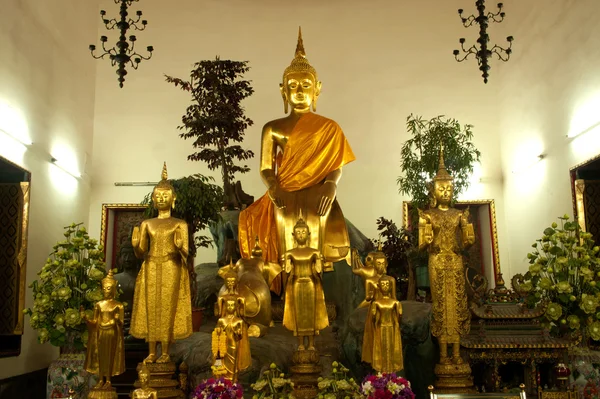 Buddha seduto nella chiesa tailandese  . — Foto Stock