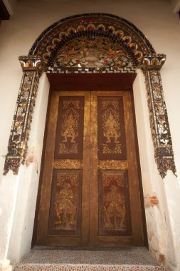 Eski kapı Wat Pong Sanook Tapınağı, Lampang Eyaleti, Kuzey Tayland.