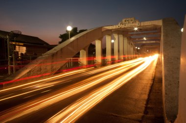 Eski köprüde trafik ışığı.