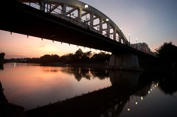 Древний мост на закате . — стоковое фото