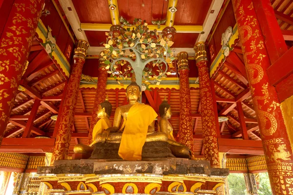 Mooie oude Boeddha in Thaise tempel. — Stockfoto