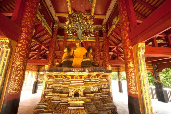 Wunderschöner alter Buddha im thailändischen Tempel. — Stockfoto